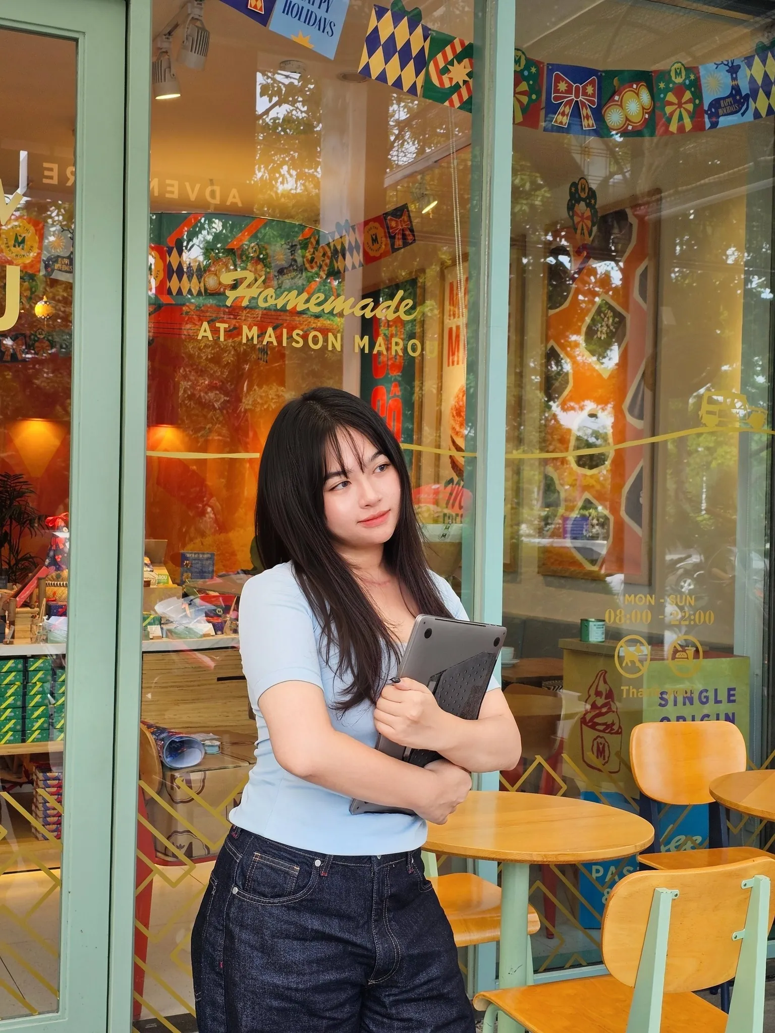 Violet Bùi